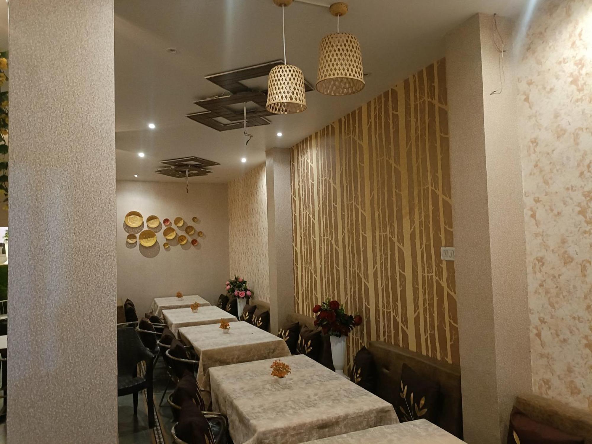 Rk Hotel & Restaurant Dewās Exterior photo